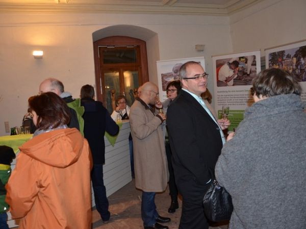 Hier finden Sie Bilder der Vernissage zur Ausstellung "Menschen und Orte", die am 5. März 2016 in der Amtshausgalerie eröffnet wurde. Im Foyer der Galerie präsenterte die Lokalgruppe des "Global Marshall Plans" eine Wanderausstellung zu Burundi, konzipiert von Dr. Dittmar Hildenbrand.