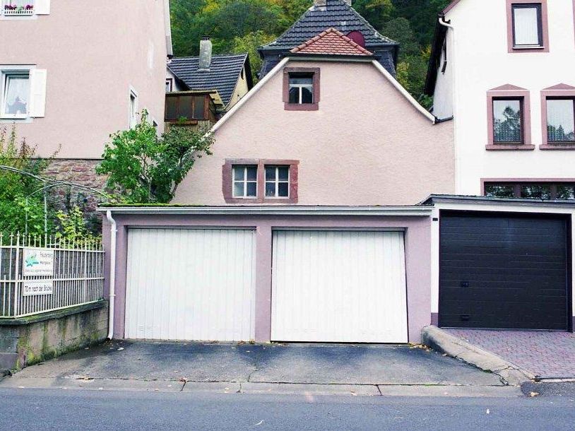  Häuser und Garagen 