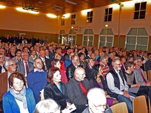 Viele Gäste aus Politik und Wirtschaft und Bürgerinnen und Bürger der Stadt Freudenberg waren der Einladung zum Neujahrsemfang gefolgt