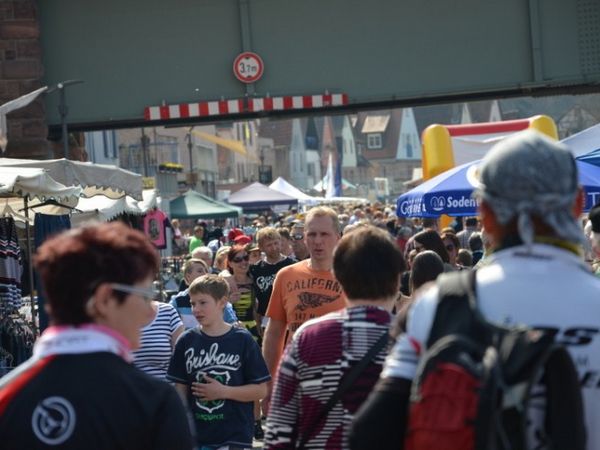 Bei herrlichem Frühlingswetter trafen sich viele Besucher zu Frühlingsmarkt an der Freudenberger Mainpromenade.